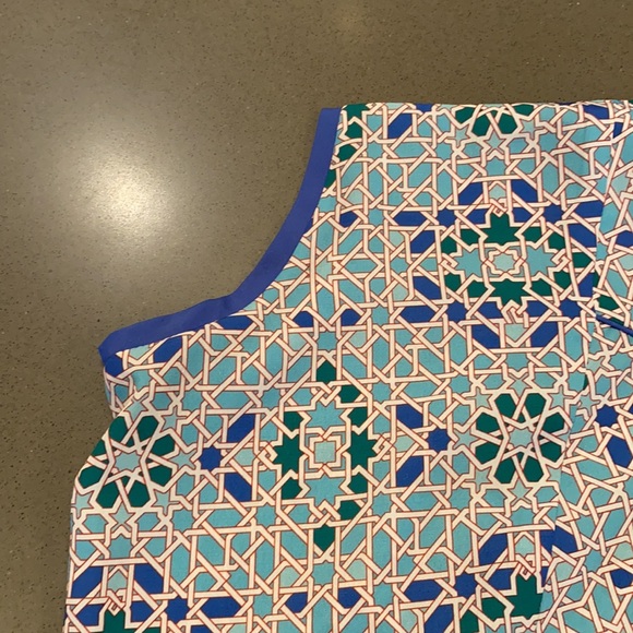 Modern print silk top. Fitted at waist. Flattering and cute!! - Picture 4 of 6